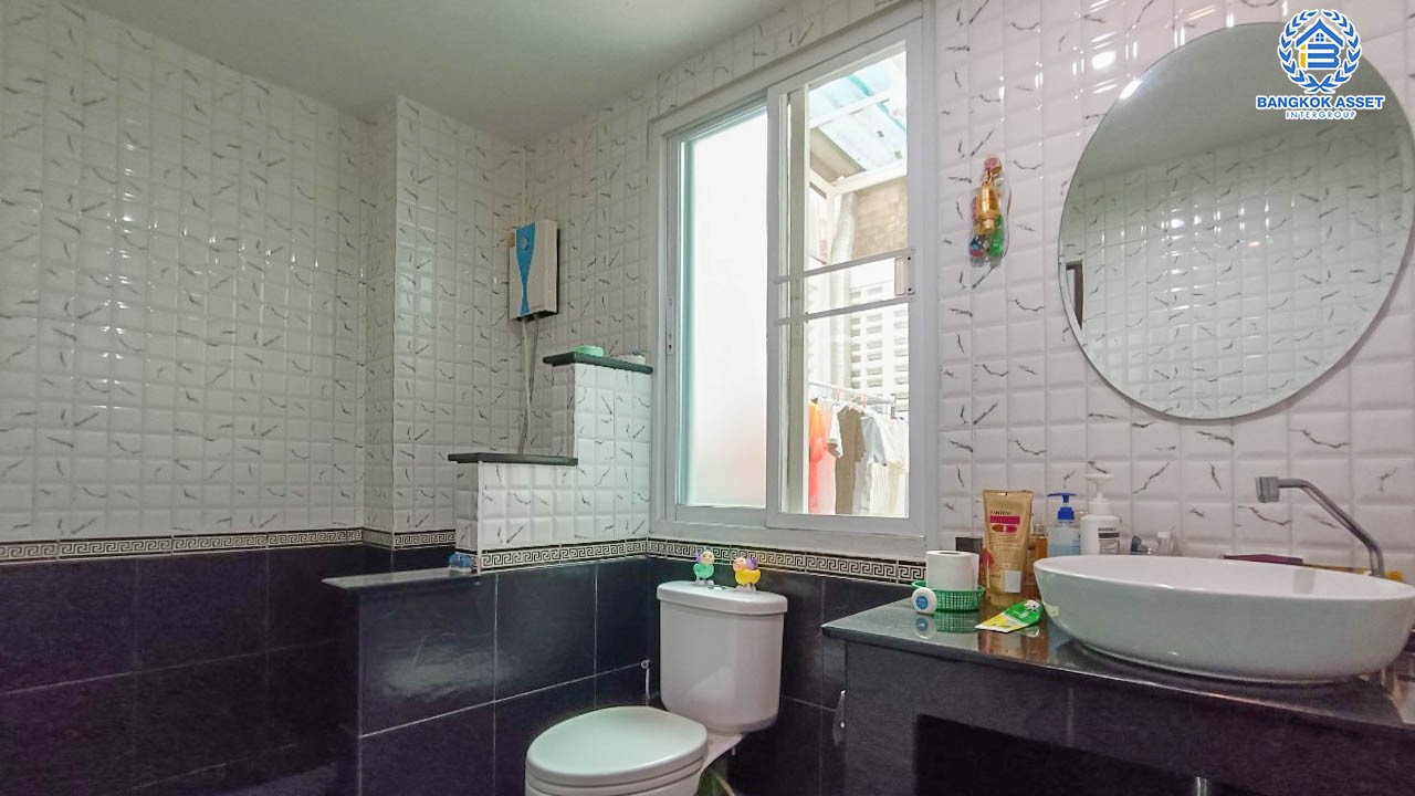 *****ทาวน์เฮ้าส์มือสอง 3 ชั้น ซอยสมเด็จพระเจ้าตากสิน5 เนื้อที่ 22 ตร.ว. ฟังก์ชัน 4 ห้องนอน 3 ห้องน้ำ 1 ที่จอดรถ แถมฟรี!!  เครื่องปรับอากาศ 3 เครื่อง, เครื่องทำน้ำอุ่น 2 เครื่อง ทำเลดี เดินทางสะดวก เชื่อมต่อ ถ.กรุงธนบุรี, ถ.สมเด็จพระเจ้าตากสิน, ถ.เจริญรัถ ใกล้ไอคอน สยาม และ รถไฟฟ้าสายสีเขียว "สถานีวงเวียนใหญ่"